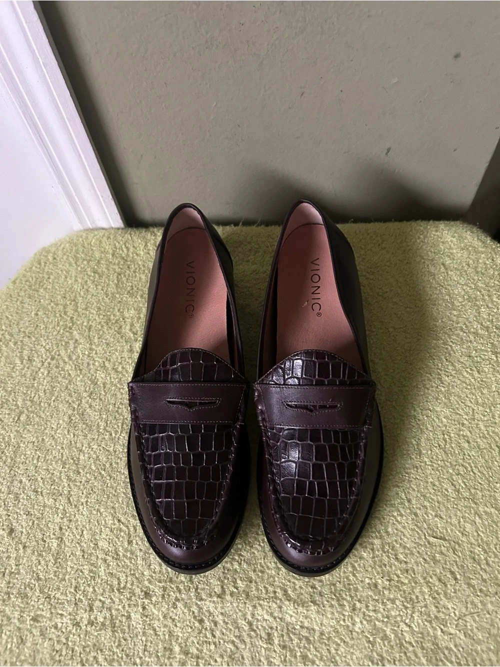 NWOT VIONIC Waverly Women’s Dark Brown Croc-Embossed Penny Loafers  Sz 8
